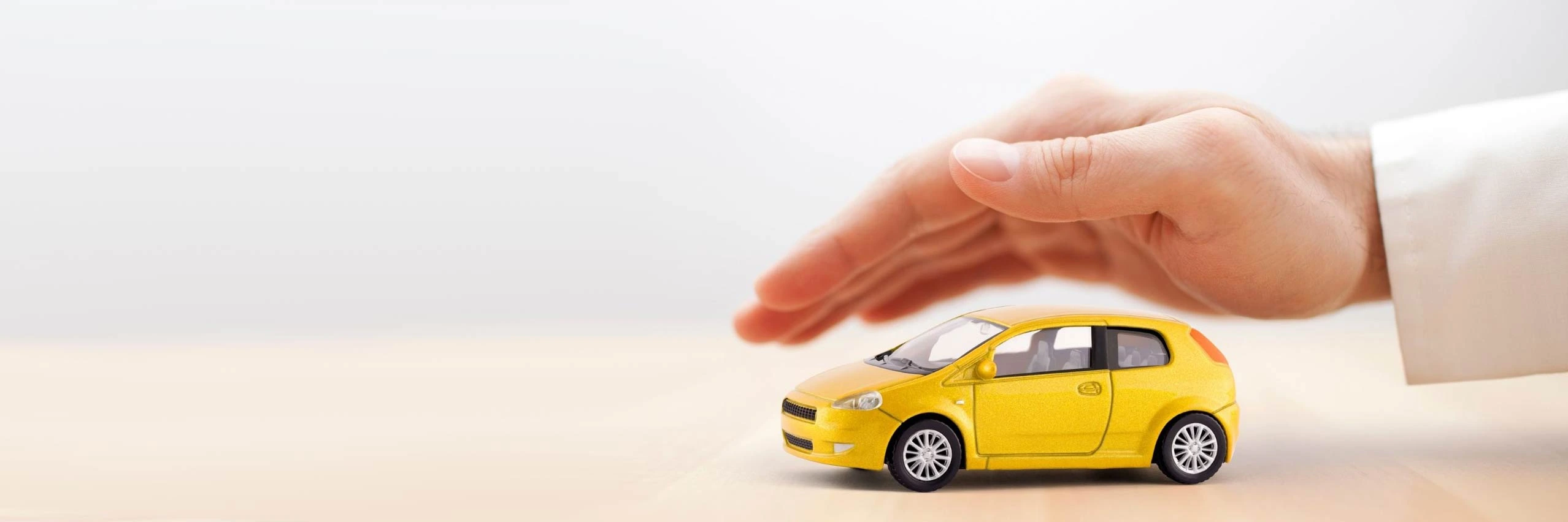 Un auto asegurado con un seguros para autos, beneficios de proteger tu veh&iacute;culo