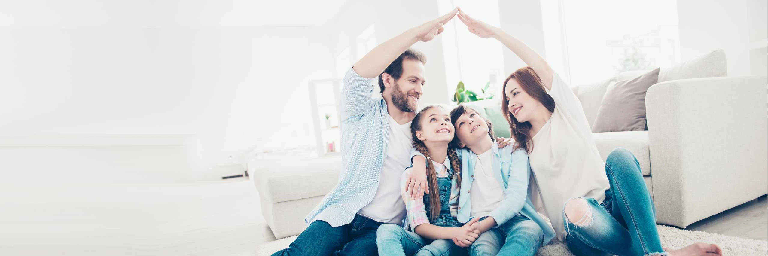 Una familia feliz en su casa porque cuentan con el seguro para el hogar de Coveirng