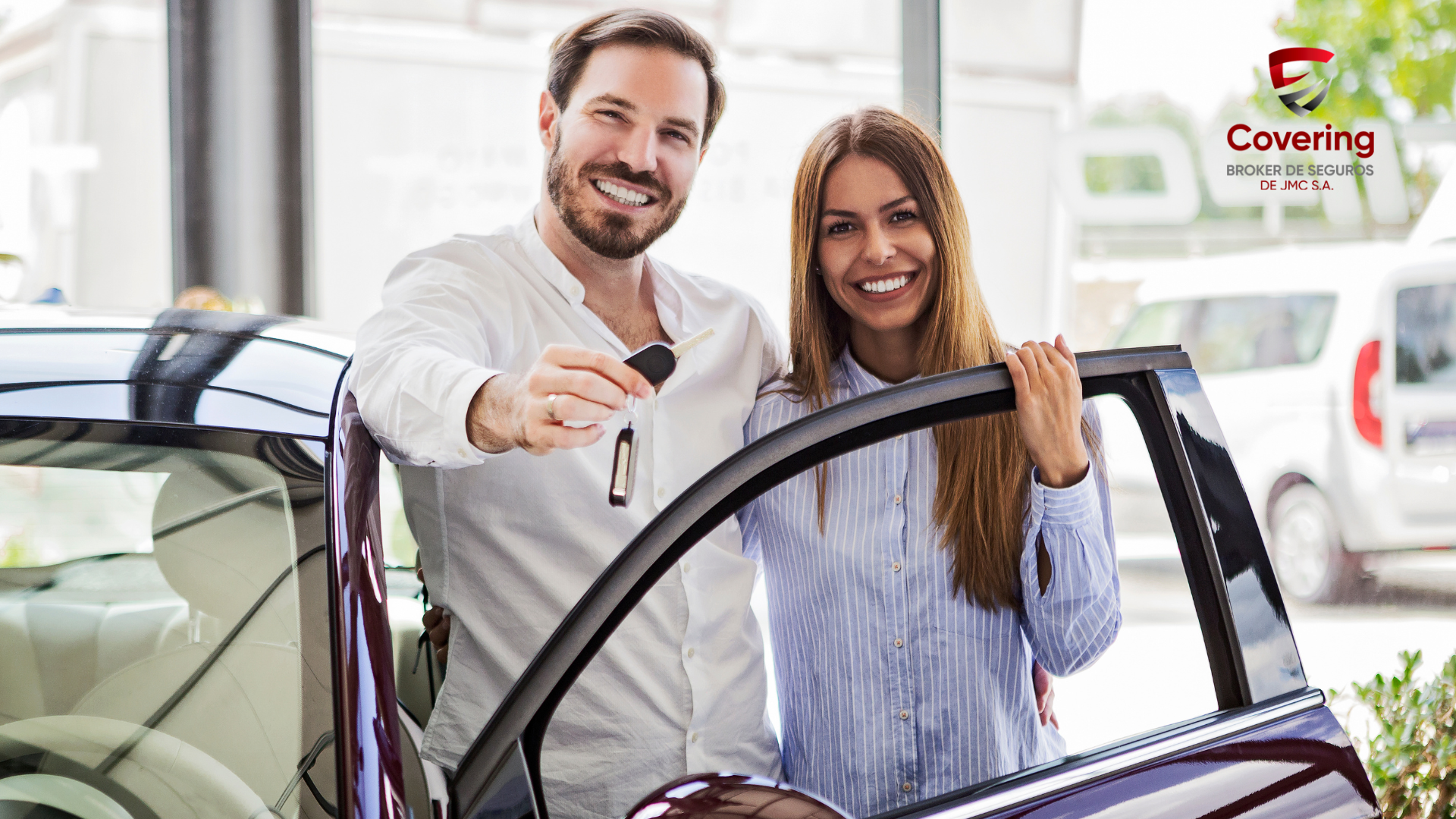 Una pareja contenta porque están listos para comprar su primer auto