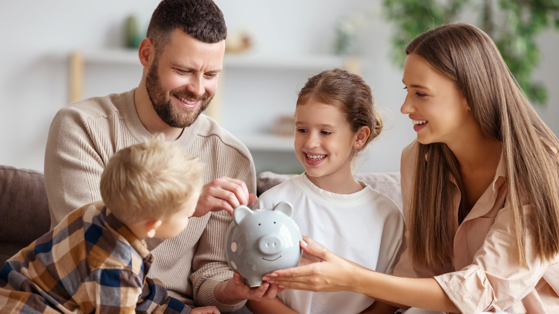 Familia contenta porque están haciendo crecer sus ahorros